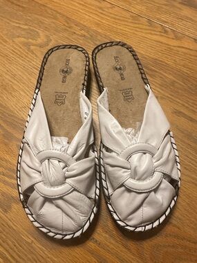 Duck Head White Leather Knot Slip-On Mules